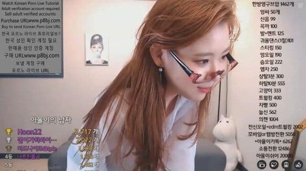 韩国四眼反差长版小姐自摸玩健身球让自己达到高潮