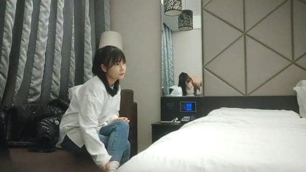 高品质探花，白衣清纯乖巧小妹，舌功一流蹲着猛舔，后入爆操大屁股奶子