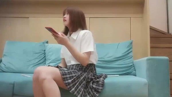非常嫩清纯短发学生妹    脱光光调情坐在腿上摸逼闭眼享受