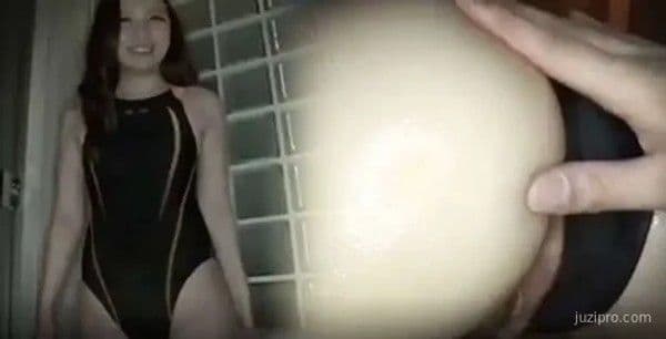 穿泳衣与男友在豪宅亲密互动