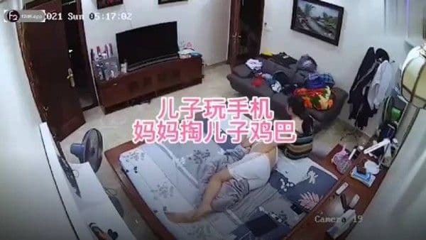 儿子玩 手机妈妈掏儿子的鸡巴