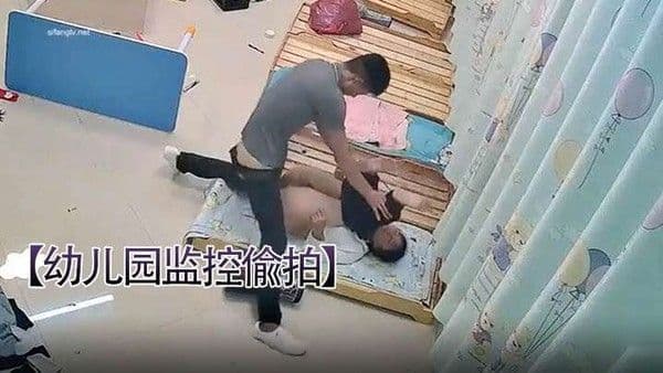 幼.儿园监控偸拍渣男社会小青年操幼教小老师