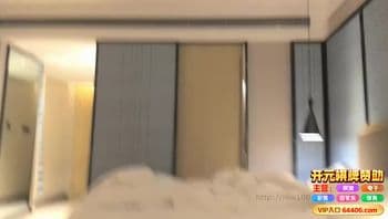 长发牛仔裤素颜嫩妹，舔奶调情骑乘猛操