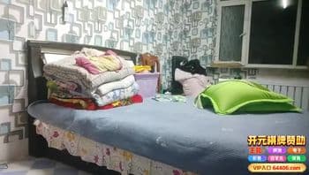 勾搭良家熟女，穿上黑丝抠的淫水哗哗响无套内射
