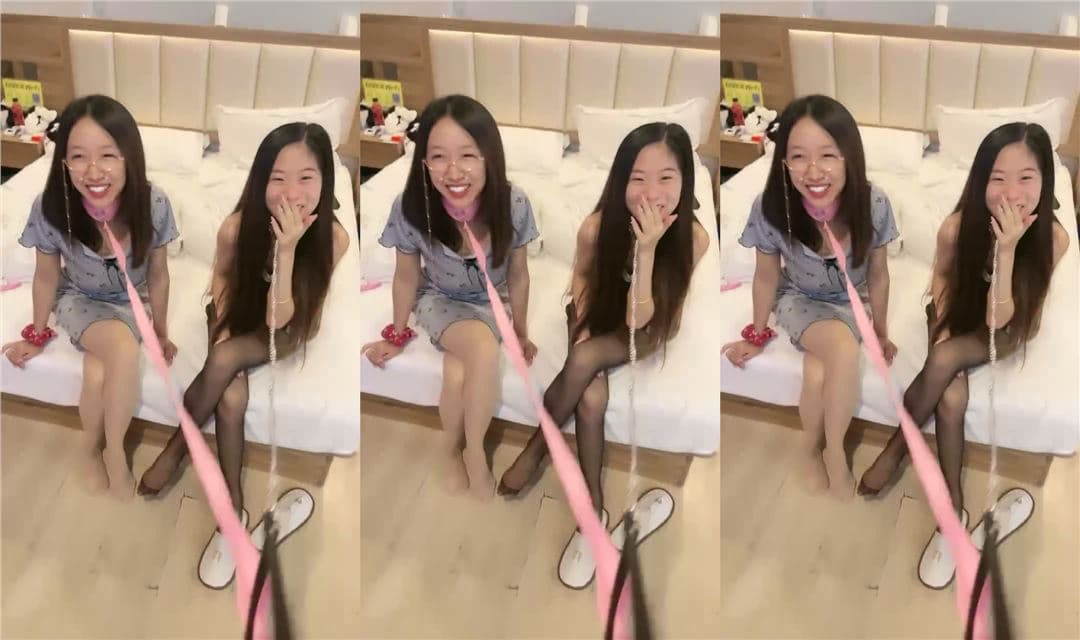 酒店调教两个小奴，项圈链子牵着，性感丝袜美腿，翘起屁股求玩弄，手指扣菊花，爆草多毛骚逼