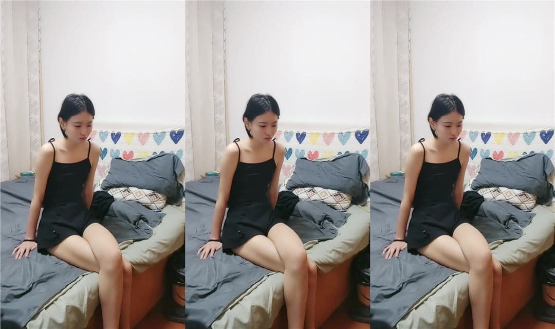 清纯颜值姐妹花，姐姐哭了操妹妹，多毛小骚逼，正入一顿爆草，搂着脖子被干的舒服，小穴很紧致