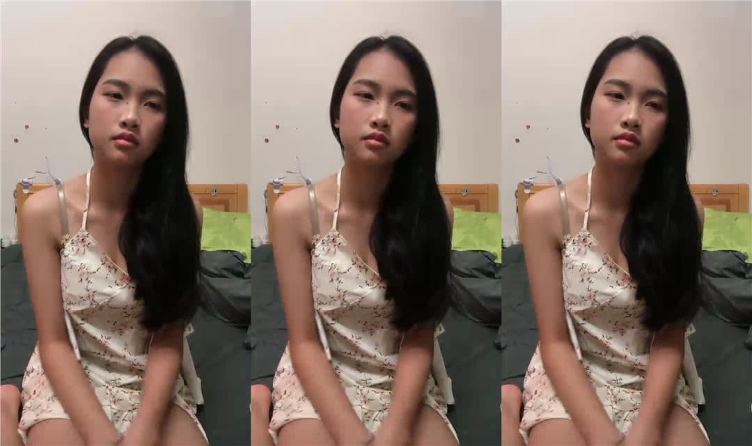 极品美乳文静小姐姐，男友居家操逼，一对美乳又大又挺，骑乘自己动，后入姿势爆操