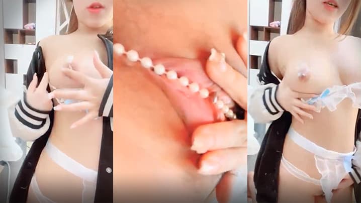 【清純活力美少女】全身粉嫩揉捏美乳，珍珠內褲磨蹭小穴，雙指摳入嬌喘呻吟，翹起美臀扭動極其誘惑。}
