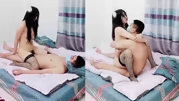 颜值不错风情小萝莉下篇黑丝情趣装这次被小哥哥草爽了露脸口交大鸡巴风骚淫荡让小哥在床上各种抽插浪叫不断
